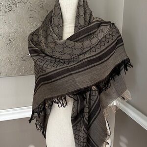 New with tags authentic GUCCI Beige Taupe Fringe Scarf 140x140 (50 in square)